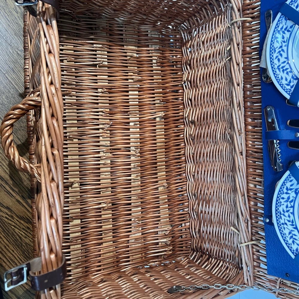 Brookes Baskets Vintage Wicker Picnic Basket-Made in England Set of 4 Plates etc - Picture 6 of 13